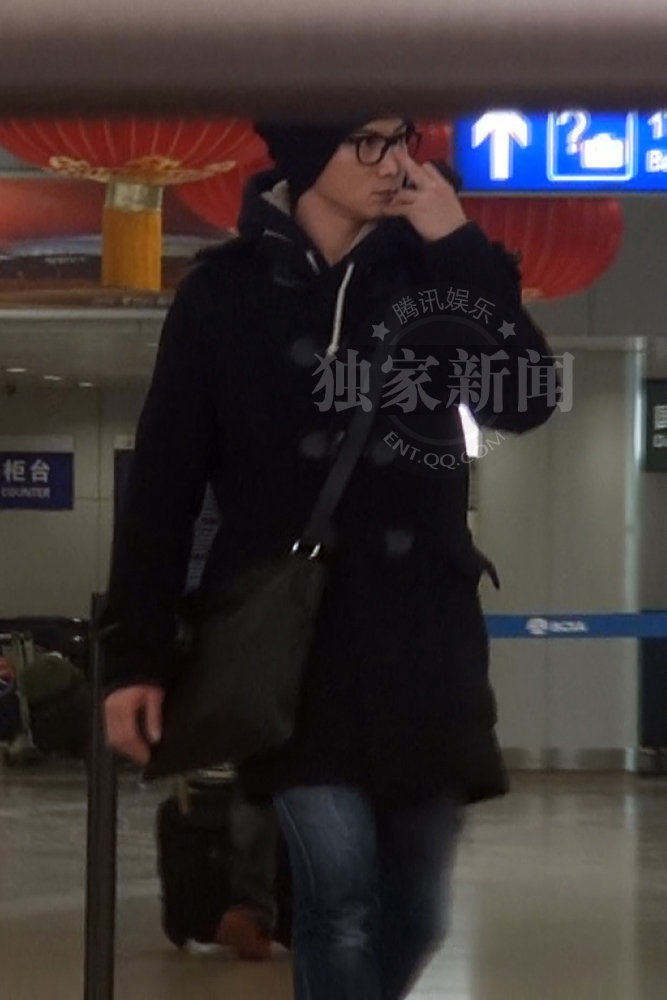 追星：姚晨小腹微隆携老公恩爱回京 吴奇隆过烟瘾瞪女粉丝