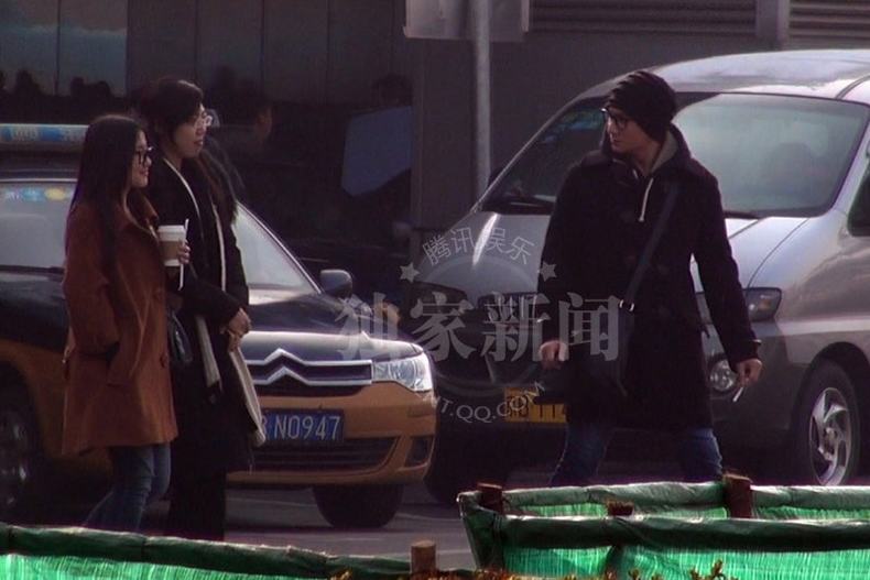 追星：姚晨小腹微隆携老公恩爱回京 吴奇隆过眼瘾瞪女粉丝