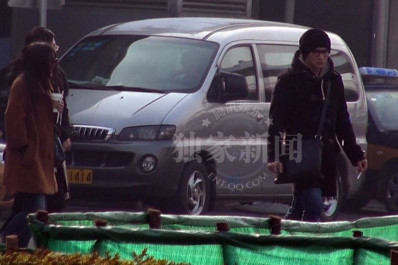 追星：姚晨小腹微隆携老公恩爱回京 吴奇隆过眼瘾瞪女粉丝