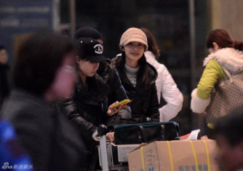 追星：姚晨小腹微隆携老公恩爱回京 吴奇隆过眼瘾瞪女粉丝