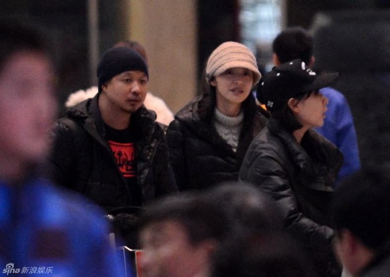 追星：姚晨小腹微隆携老公恩爱回京 吴奇隆过眼瘾瞪女粉丝