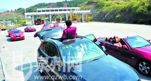 福建现最拉风迎亲队：9部豪车接新娘 嫁妆过亿