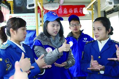 手语姑娘六年服务两千聋人 达1万小时