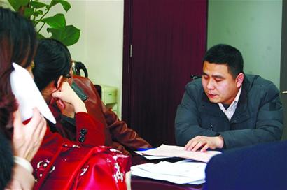 我市二手房交易量激增 记者跟访一名中介门店店长体验新政细则出台后买卖双方的焦虑