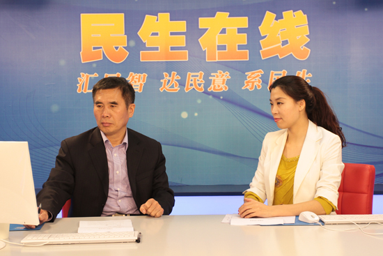 青岛市史志办公室副主任杨学军(左一)与网民在线交流 (摄影 周琦) 青岛市史志办公室副主任杨学军(左一)与网民在线交流 (摄影 周琦)