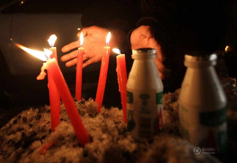 长春随车被盗婴儿遇害 数千市民自发悼念