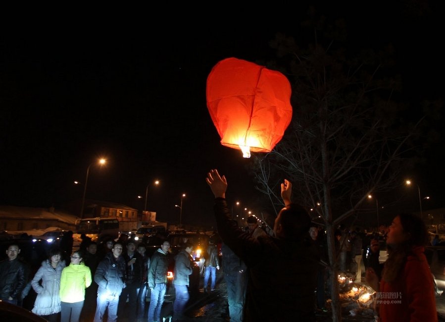 长春随车被盗婴儿遇害 数千市民自发悼念