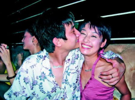 马伊琍昔日“床照”曝光