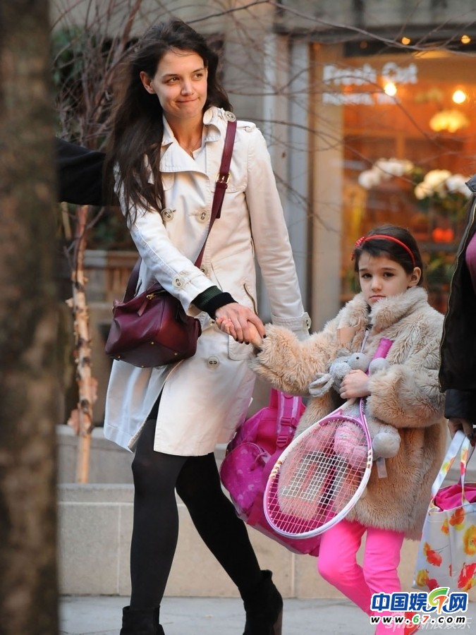 苏瑞抱粉球拍现身满脸不悦