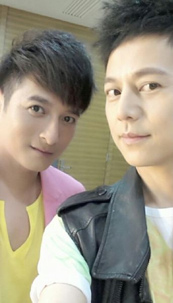 何炅晒与李维嘉17年前旧合照