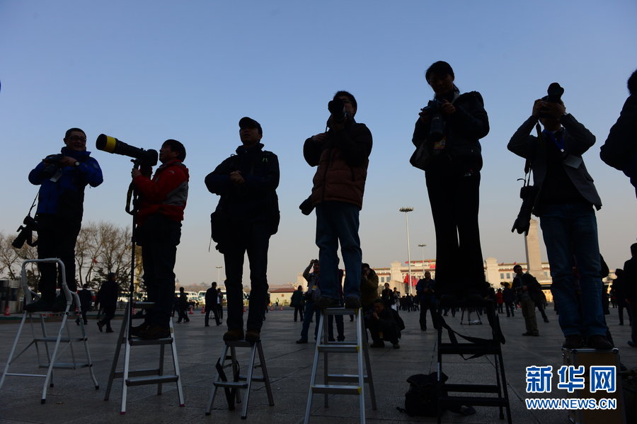 笑看两会前方记者拼“智商”