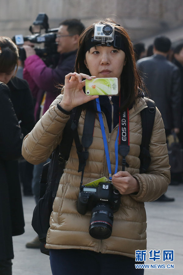 笑看两会前方记者拼“智商”