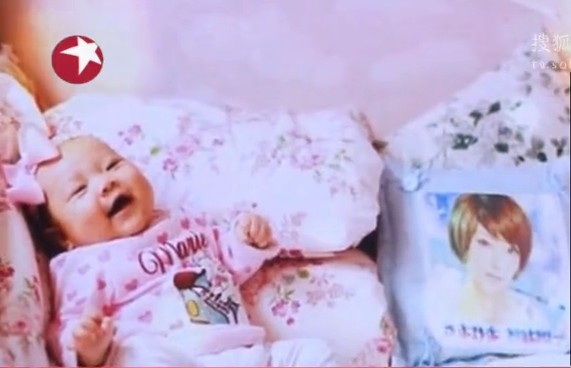 李小璐透视装代言 女儿近照曝光