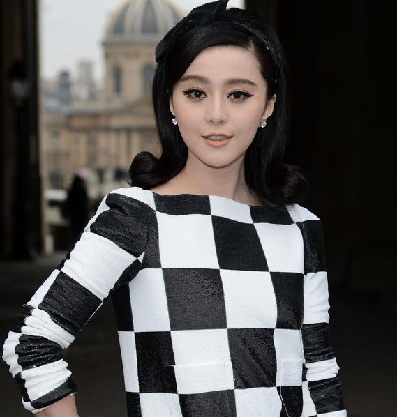 范冰冰黑白格子裙现身秀场 复古华丽气场十足