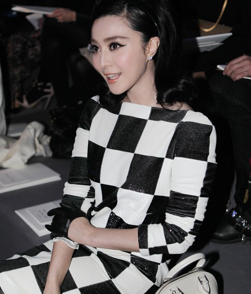 范冰冰黑白格子裙现身秀场 复古华丽气场十足