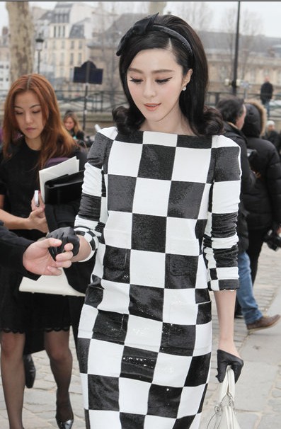 范冰冰黑白格子裙现身秀场 复古华丽气场十足