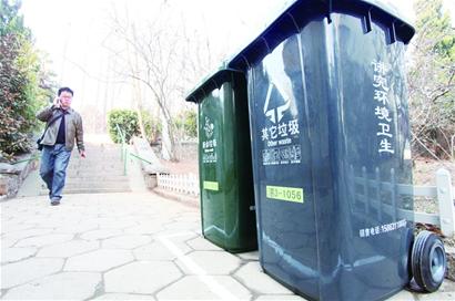 八成居民丢垃圾“对色入座”