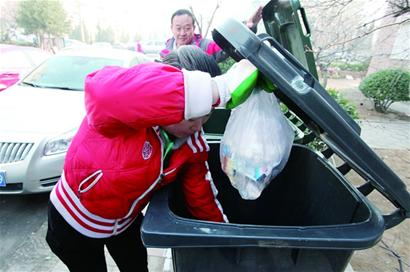 八成居民丢垃圾“对色入座”