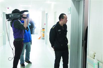 病房内舅舅连捅外甥4刀