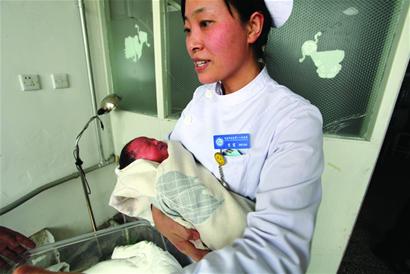 出生三天女婴被弃废纸箱 脐带凌乱缠腰间