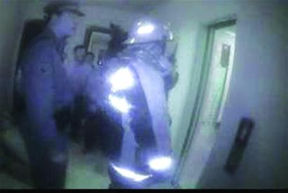 电梯卡在12楼慢慢下滑 消防员强拆救出4人