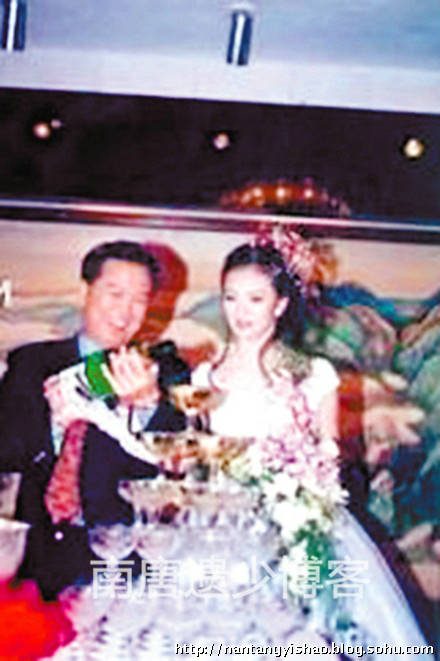 王艳罕见结婚旧照曝光