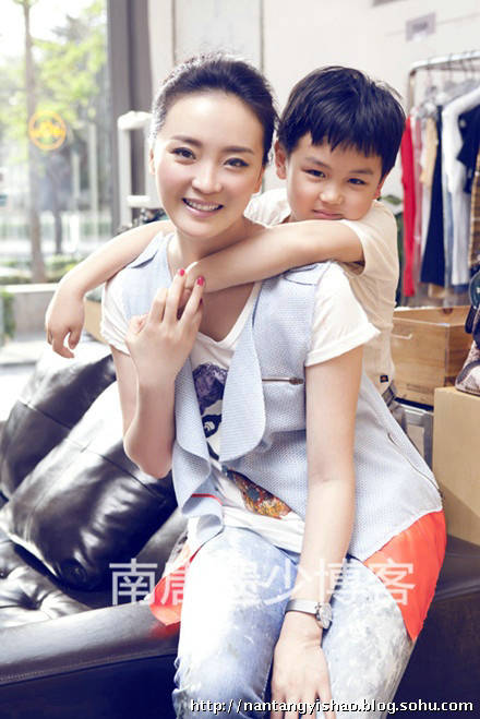 王艳和儿子写真尽显幸福