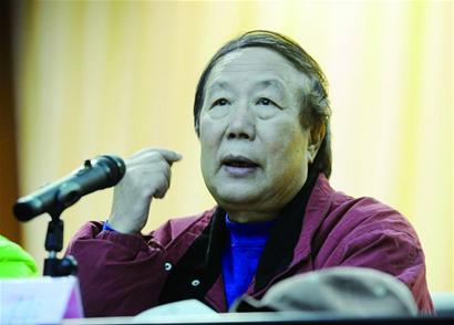 早报春雨讲堂开讲 尤凤伟郑建华昨在青岛26中讲了第一课 早报春雨讲堂开讲 尤凤伟郑建华昨在青岛26中讲了第一课