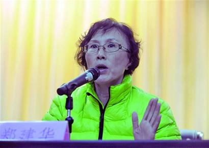 早报春雨讲堂开讲 尤凤伟郑建华昨在青岛26中讲了第一课 早报春雨讲堂开讲 尤凤伟郑建华昨在青岛26中讲了第一课