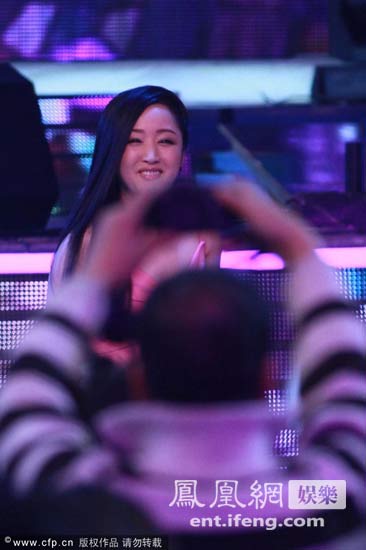 41岁杨钰莹当众穿衣