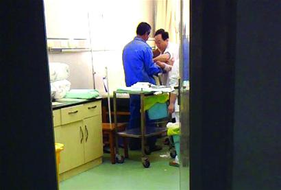 1岁半女婴被滚水烫撕心裂肺叫 1岁半女婴被滚水烫撕心裂肺叫