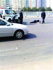 醉汉闹轻生主干道上见车就扑 醉汉闹轻生主干道上见车就扑