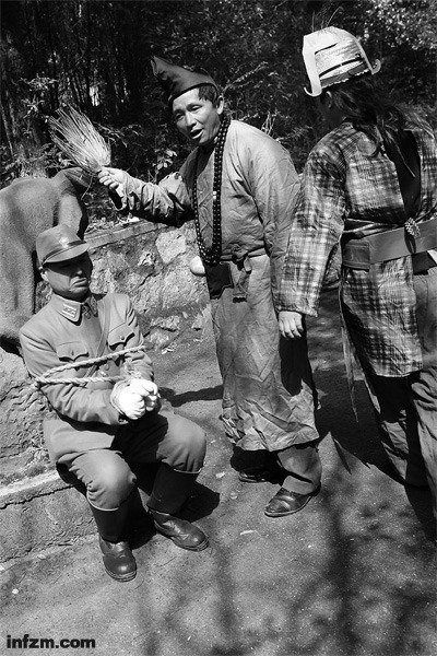 “鬼子专业户”的群众演员刘振于穿着日本军服，和几个朋友拍摄关于抗日、反对日本占领钓鱼岛的短片。 （南方周末记者 麦圈/图）