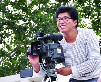 大学生自编自导给家乡拍微电影 首映轰动全村