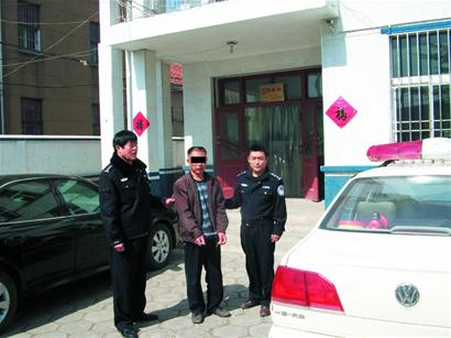 逃犯为筹备儿子婚礼冒险回家