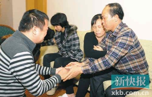 广州救人武警追悼会举行 被救市民跪谢其家属