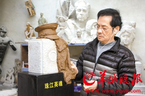 广州救人武警追悼会举行 被救市民跪谢其家属