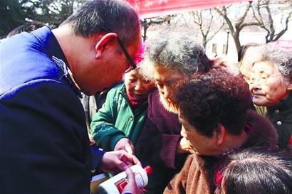 特供茅台条形码扫描显示2千元 瓶盖刺手露破绽