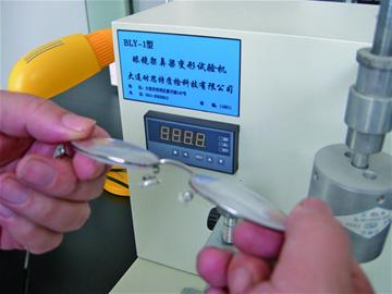 揭秘眼镜检测:2天需闯18关 汗泡球砸钢丝刮 揭秘眼镜检测:2天需闯18关 汗泡球砸钢丝刮