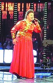 青岛苏珊大妈亮嗓战胜美萝莉 打工仔歌喉艳惊四座