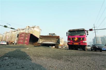 大货侧翻三吨沙土铺满地 大货侧翻三吨沙土铺满地