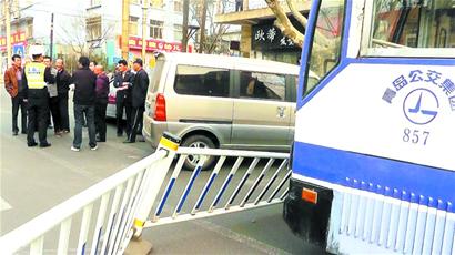 小面包被追尾撞破护栏 三车无辜遭殃