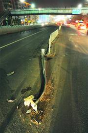 大众轿车闹悬空中翻跟头 四轮朝天倒地