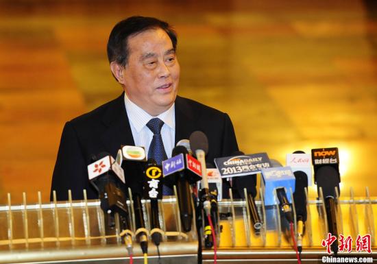 图为3月8日铁道部部长盛光祖接受采访。中新社发 侯宇 摄