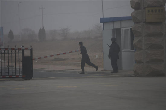 资料图：2013年2月27日，青岛，随着中国首艘航母进港，港口的安全等级全面升级，进入港口的车辆需要全面盘查。