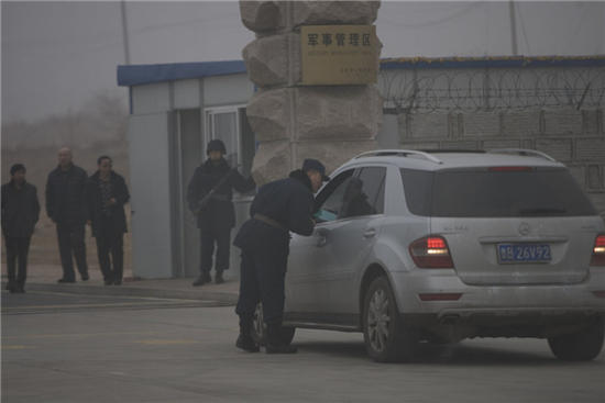 资料图：2013年2月27日，青岛，随着中国首艘航母进港，港口的安全等级全面升级，进入港口的车辆需要全面盘查。