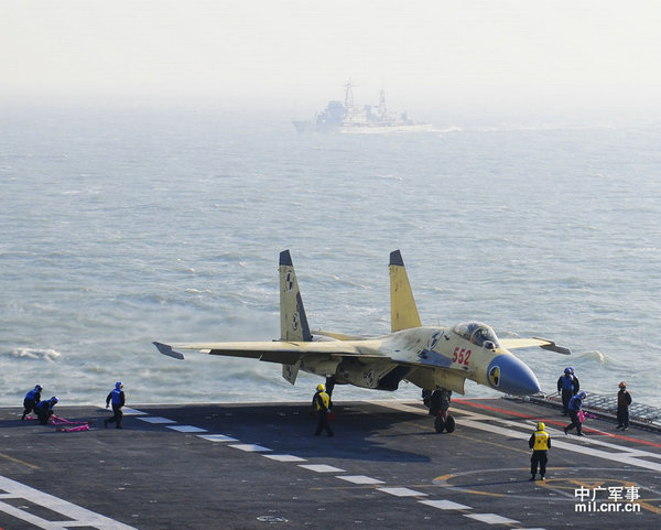 资料图：辽宁舰上的国产歼-15战机。