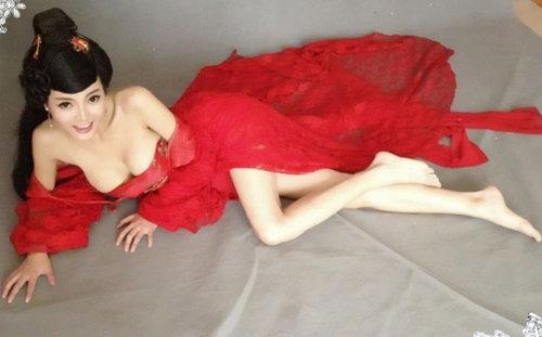 组图：网络红人潘春春写真曝光 因尺度大胆走红