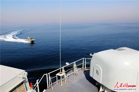 原文配图：演练中，海盗小艇向我海军微山湖舰冲锋，实施攻击，我舰艇火炮迅速锁定目标。