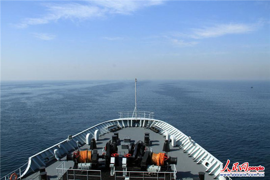 原文配图：航行中的微山湖舰，正在进行反海盗演练。